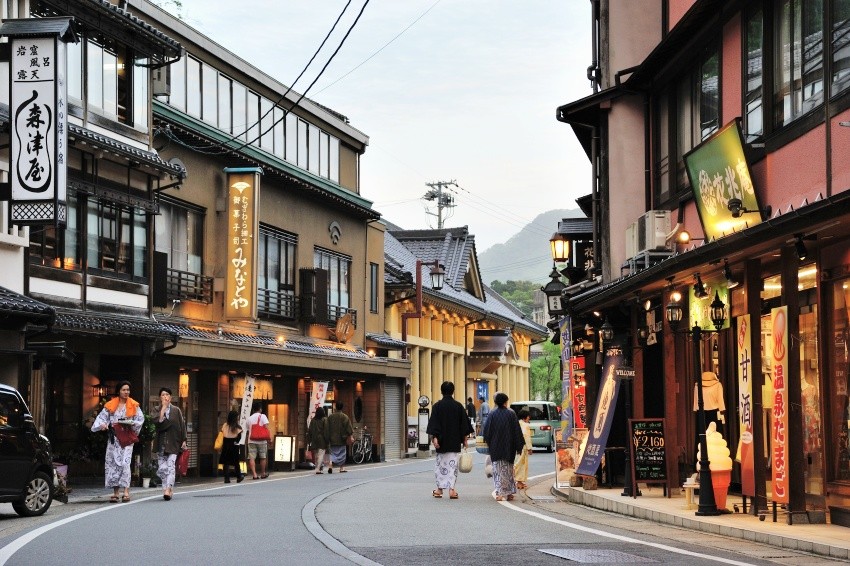 城崎溫泉饒富日本風情的溫泉街，也是海內外遊客蜂擁而至的原因之一。