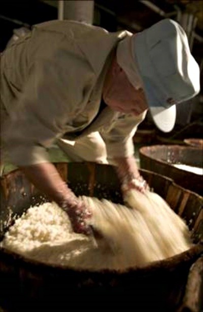 菊正宗承繼了傳統的清酒釀造製法「生酛（きもと）釀造法 」來製酒。