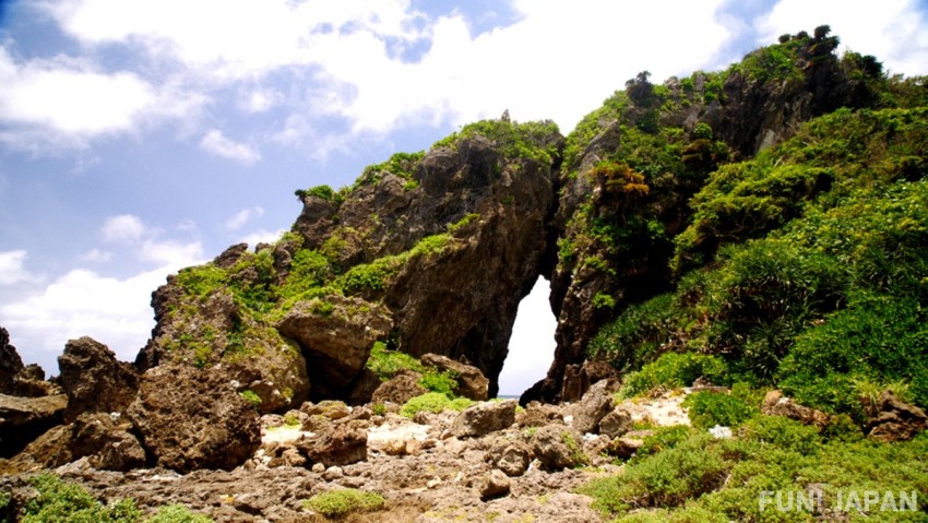 「疊石」、「女岩」 等久米島風景名勝