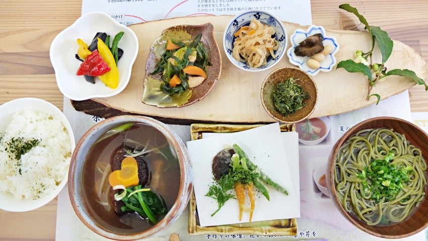 「宗圓交流庵」鄉土料理，採用當季蔬菜用心製作，蘊藏了媽媽們的無限心意，以及累積了數十載的好手藝。