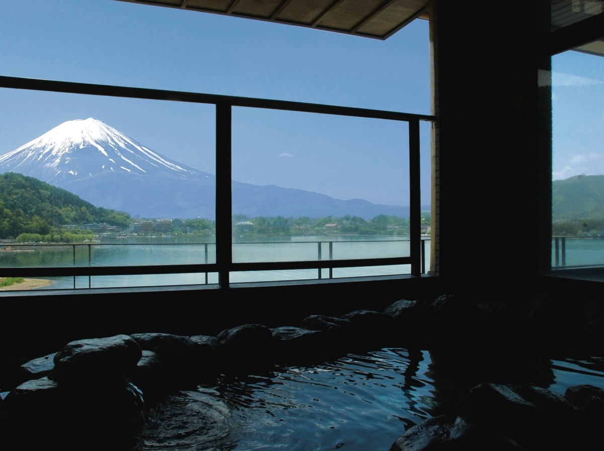 從客房遠眺富士山及河口湖的景色