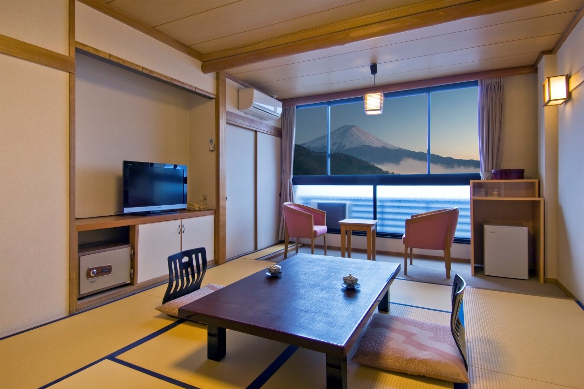 從酒店遠眺富士山及河口湖的景色