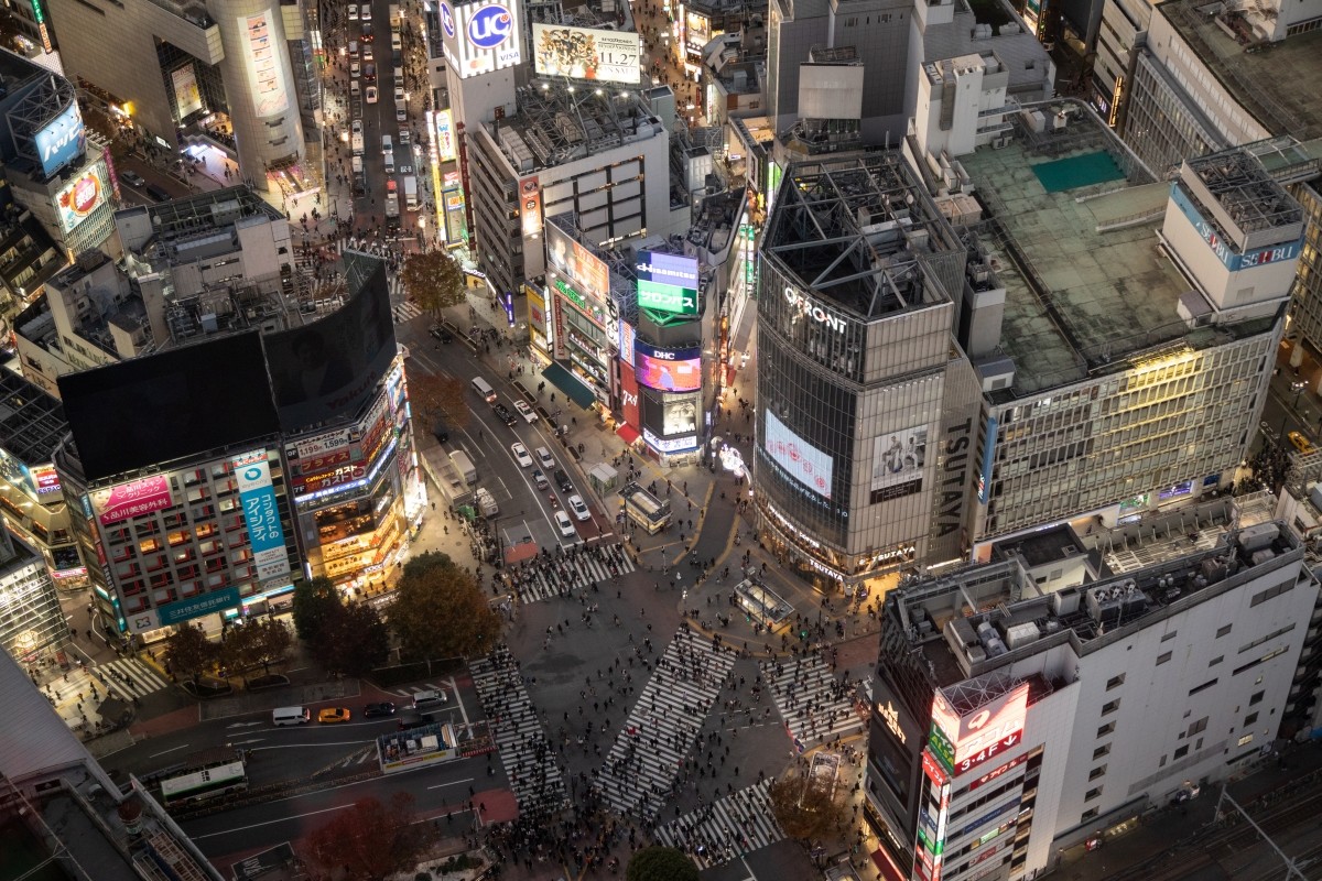 Pemandangan malam Shibuya Scramble Crossing di Tokyo