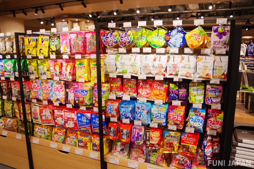 LAOX Grand Stage Tokyo Shinjuku Oleh-oleh Snack