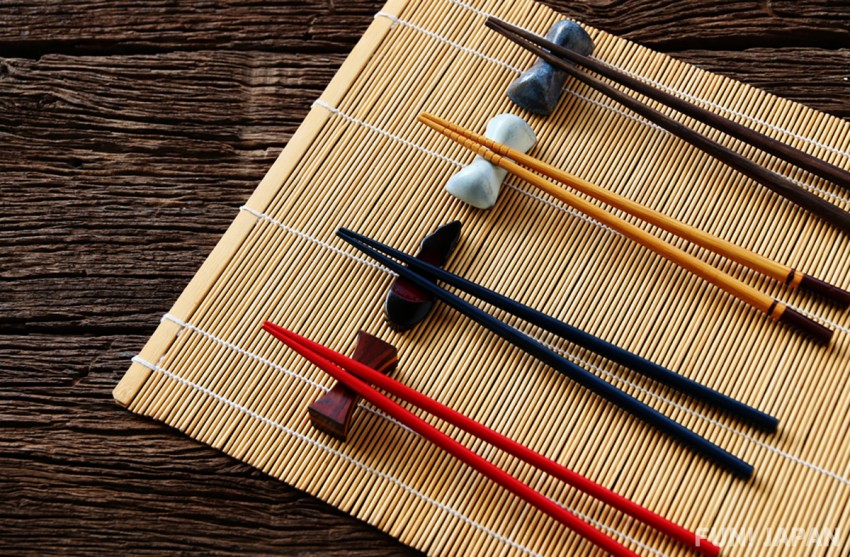 日本的筷子擺放的地方