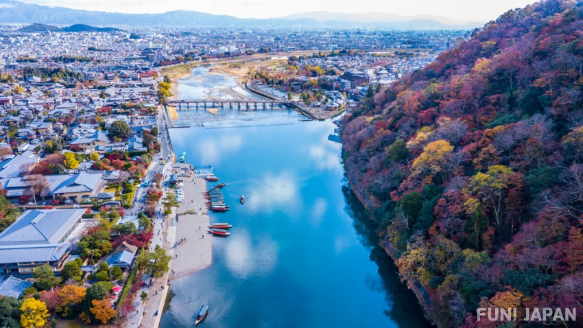 Arashiyama Onsen: A hot spring area with popular autumn foliage viewing spots