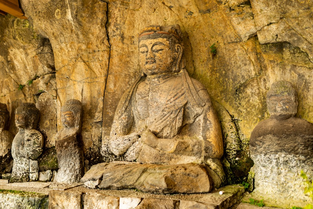 การเดินชมพระพุทธรูปศิลาแห่งอุซุกิในถ้ำ