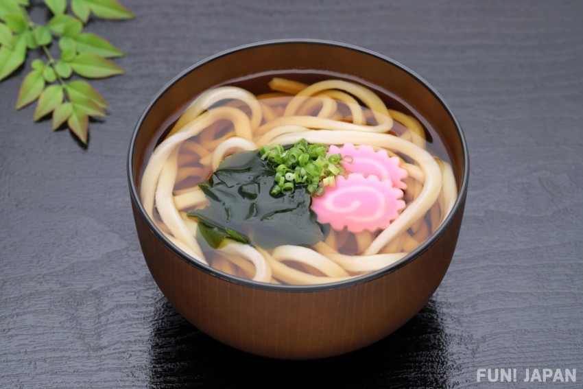 와카메(미역) 토핑이 올라간 와카메우동