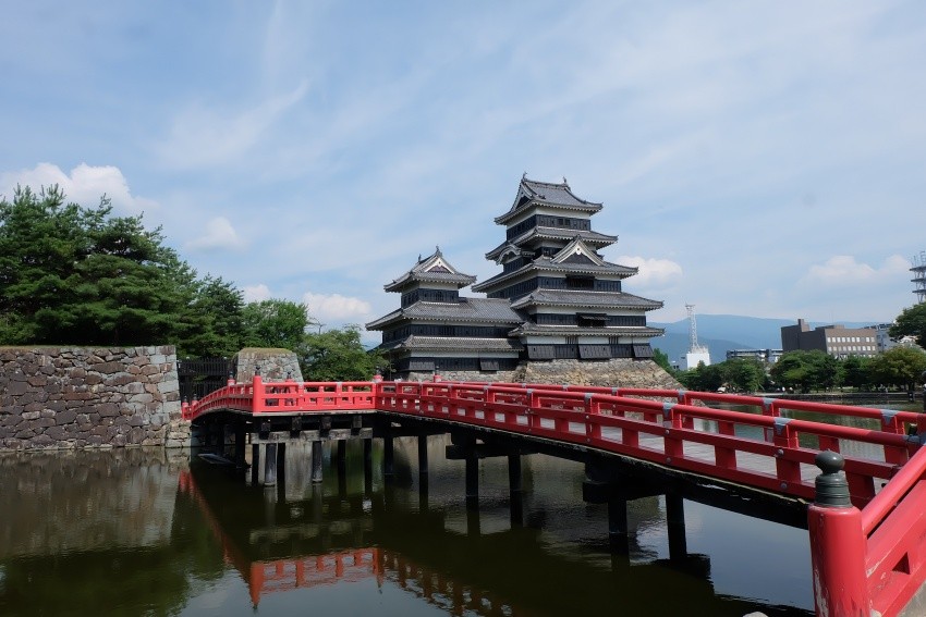 ปราสาทมัตสึโมโตะ ที่เก่าแก่ที่สุดของญี่ปุ่นในฐานะหอปราสาทปราสาทที่มีหลังคา 5 แต่มีชั้นภายใน 6 ชั้น