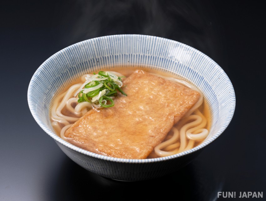 유부(튀긴 두부)를 올린 키츠네우동