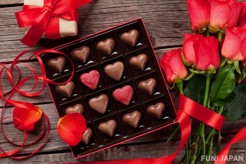 女性から男性へチョコレートを渡す 海外とは逆の日本のバレンタインデー習慣