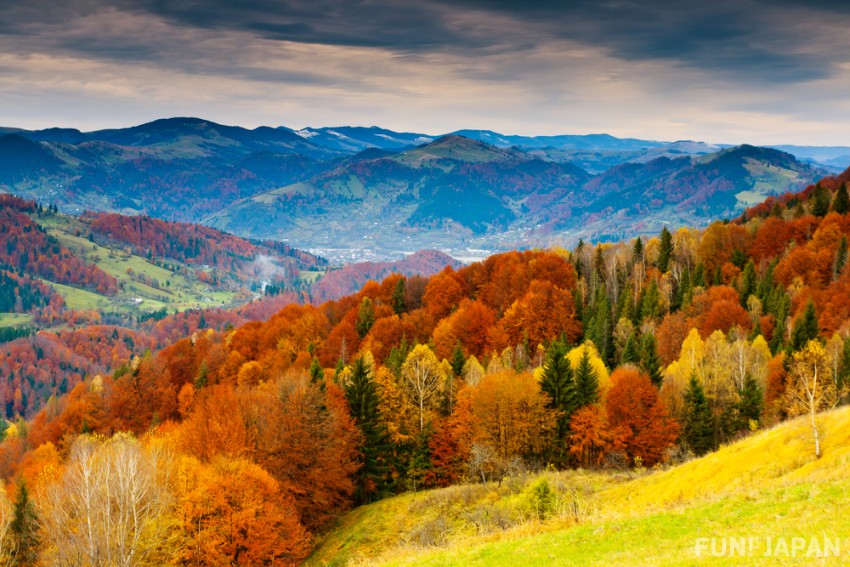 Autumn leaves spots where you can fully enjoy nature such as mountains, valleys and lakes