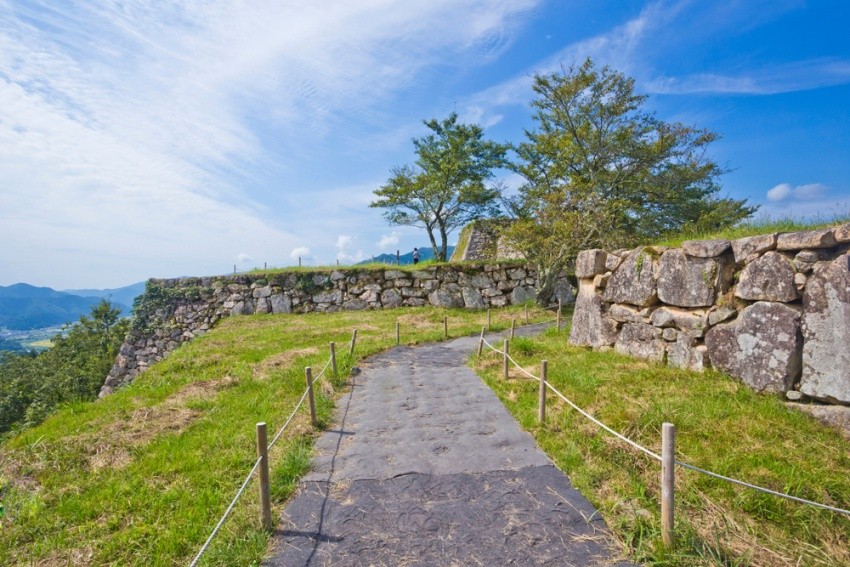 竹田城跡高聳豎立的石牆，建造工法與姬路城相同，全部使用天然石頭建造而成。