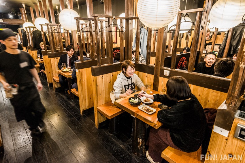 Suasana dalam restoran yakitori: Torikizoku